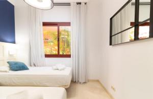 A bed or beds in a room at XPCE D CARLOS GARDENS Apartment