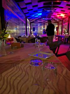 een tafel in een restaurant met wijnglazen erop bij Bab Al Shams Resort in Jericho