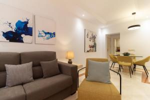 A seating area at XPCE D CARLOS GARDENS Apartment