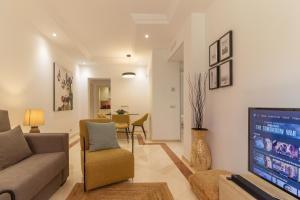 A television and/or entertainment centre at XPCE D CARLOS GARDENS Apartment
