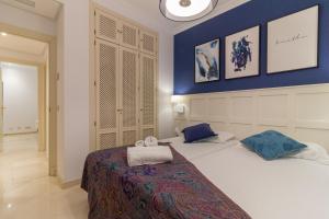 A bed or beds in a room at XPCE D CARLOS GARDENS Apartment