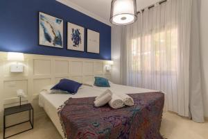 A bed or beds in a room at XPCE D CARLOS GARDENS Apartment