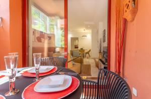 A seating area at XPCE D CARLOS GARDENS Apartment