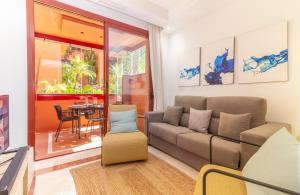 A seating area at XPCE D CARLOS GARDENS Apartment