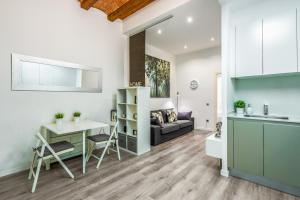 a kitchen and living room with a table and a couch at Apartamento en excelente ubicación, centro de Barcelona in Barcelona