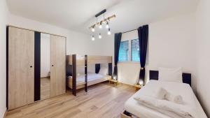 - une petite chambre avec un lit et des lits superposés dans l'établissement Spacious apartment - beautiful terrace with view, à Loèche-les-Bains
