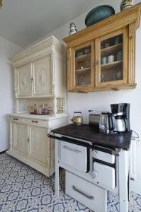 A kitchen or kitchenette at Ferienwohnung Herrenzimmer mit Kamin und Terrasse