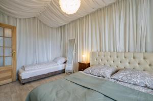 A bed or beds in a room at Ferienwohnung Herrenzimmer mit Kamin und Terrasse
