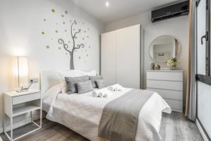 un dormitorio con una cama con dos animales de peluche en Apartamento en excelente ubicación, centro de Barcelona, en Barcelona