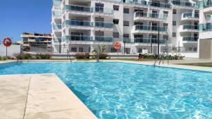 una gran piscina frente a un edificio en Dunas Beach II Apartment, en Torrox Costa