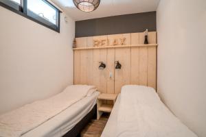 um quarto com duas camas e um banco em Appartementencomplex Juliana 48 em De Koog