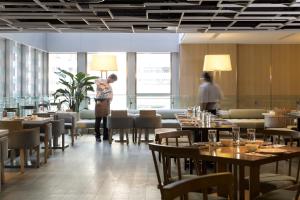 Khách lưu trú tại Jen Hong Kong by Shangri-La