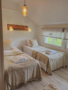 Ein Bett oder Betten in einem Zimmer der Unterkunft Aurora Estate