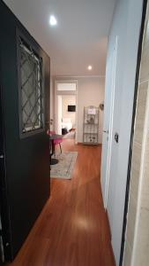 フロジノーネにあるIl Rosetoの黒いドア付きの廊下、リビングルーム