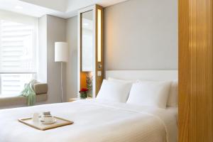 Giường trong phòng chung tại Jen Hong Kong by Shangri-La