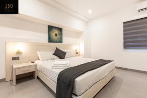 um quarto com uma cama grande num quarto em Lovely Modern Large Spacious Home with 7BR & WIFI by 360 Estates em Msida