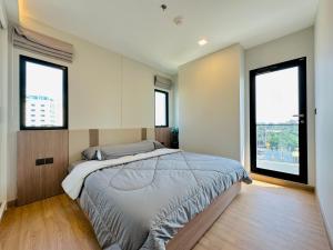 Giường trong phòng chung tại 市中心Sky River无边泳池97平方温馨家庭房山景房有停车位 三房两卫 近夜市古城 年终大促 +28 ảnh