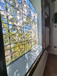 a room with a door with a stained glass window at L'oliveraie D'amizmiz in Amizmiz