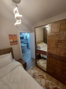 ein Schlafzimmer mit einem Bett und einem großen Spiegel in der Unterkunft Classic Suite TS33 in Esenyurt