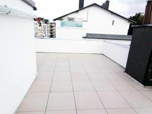 un balcone bianco con parete bianca e pavimento piastrellato bianco di Apartment with Roof-Top in Düren a Düren - Eifel