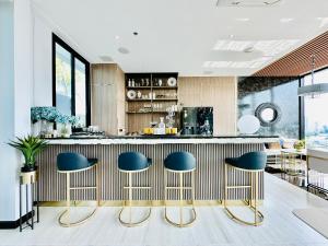 Nhà bếp/bếp nhỏ tại 市中心Sky River无边泳池97平方温馨家庭房山景房有停车位 三房两卫 近夜市古城 年终大促