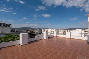 een balkon met uitzicht op de stad bij Melanthi Urban in Volos