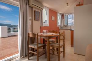 een keuken en eetkamer met een tafel en stoelen bij Melanthi Urban in Volos
