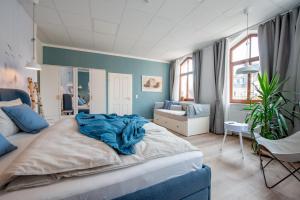 a bedroom with a large bed with blue walls at Apartment Kronprinz zentral mit Infrarot-Sauna in Eisenach