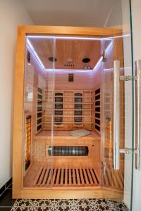 uma sauna com um recinto de vidro num quarto em Apartment Kronprinz zentral mit Infrarot-Sauna em Eisenach