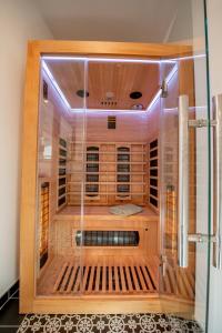 a sauna with a glass enclosure in a room at Apartment Kronprinz zentral mit Infrarot-Sauna in Eisenach