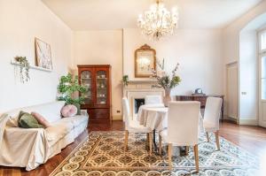 ein Wohnzimmer mit einem Sofa und einem Tisch in der Unterkunft Dream House in Bergamo