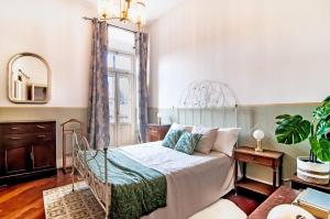 ein Schlafzimmer mit einem Bett und einem Sofa in der Unterkunft Dream House in Bergamo