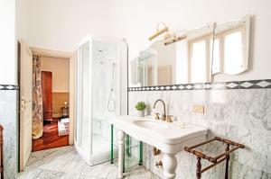 ein Bad mit einem Waschbecken und einem Spiegel in der Unterkunft Dream House in Bergamo