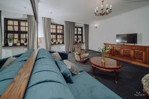 Televízia a/alebo spoločenská miestnosť v ubytovaní Apartamenty Lokalna