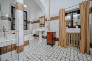 a bathroom with a sink and two sinks at Apartamenty Lokalna in Jelenia Góra