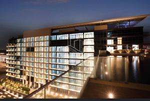 een groot gebouw met een verlichte gevel 's nachts bij SeaView Inn in Abu Dhabi