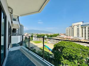 Ban công/sân hiên tại 市中心Sky River无边泳池97平方温馨家庭房山景房有停车位 三房两卫 近夜市古城 年终大促