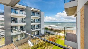 Apartment mit Balkon und Meerblick in der Unterkunft Apartamenty Sun & Snow Przy plaży in Mielno
