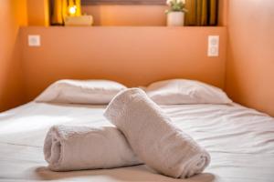 2 toallas y 2 almohadas en una cama en Le Bouvard - MyCosyApart, Central Gare 100m, Netflix, en Annecy