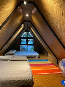 - une chambre avec 2 lits et une fenêtre dans une tente dans l'établissement Lake Of The Woods PH Entire Island Exclusive Glamping, à Cavinti