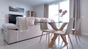 sala de estar con sofá blanco y mesa de cristal en Dunas Beach II Apartment, en Torrox Costa