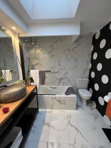 A bathroom at Estepona - Playa - Villa de 2 dormitorios en urbanización cerca del mar Még 13 kép