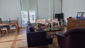 Sala de estar con 2 sofás y mesa en Cómodo piso en Cardeña (Córdoba), en Cardeña