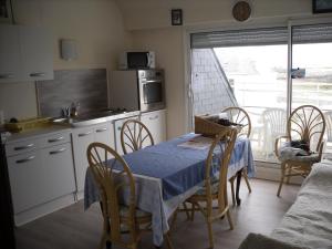 een keuken met een tafel met een blauwe tafeldoek erop bij Océan in Penmarcʼh