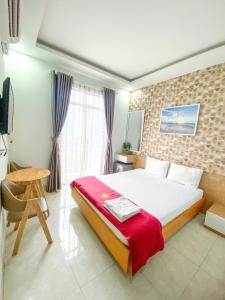 邊和的住宿－Lộc Thiên Ân hotel，卧室配有床、椅子和窗户。