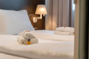 - une chambre d'hôtel avec 2 lits et des serviettes dans l'établissement Levestate Apartments Klährgasse Vol 4, à Vienne
