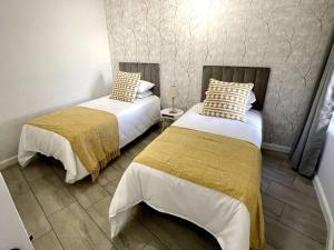 Katil atau katil-katil dalam bilik di Luxurious 2-bedroom beach apartment with a view!