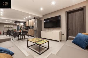 - un salon avec un canapé et une table dans l'établissement Modern, Large and Spacious HOME, Perfect for GROUP by 360 Estates, à Msida