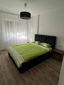 Säng eller sängar i ett rum på Garden Apartment Oradea