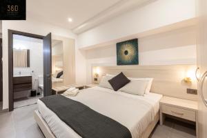 - une chambre avec un grand lit et une salle de bains dans l'établissement Modern, Large and Spacious HOME, Perfect for GROUP by 360 Estates, à Msida